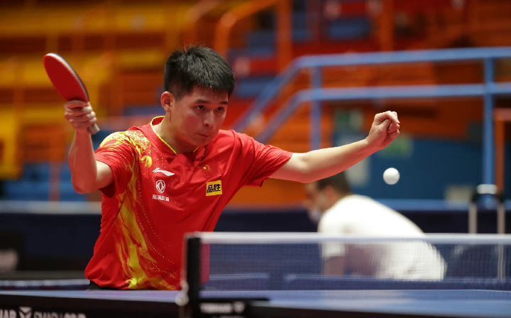 他用眼神锁 他用眼神锁